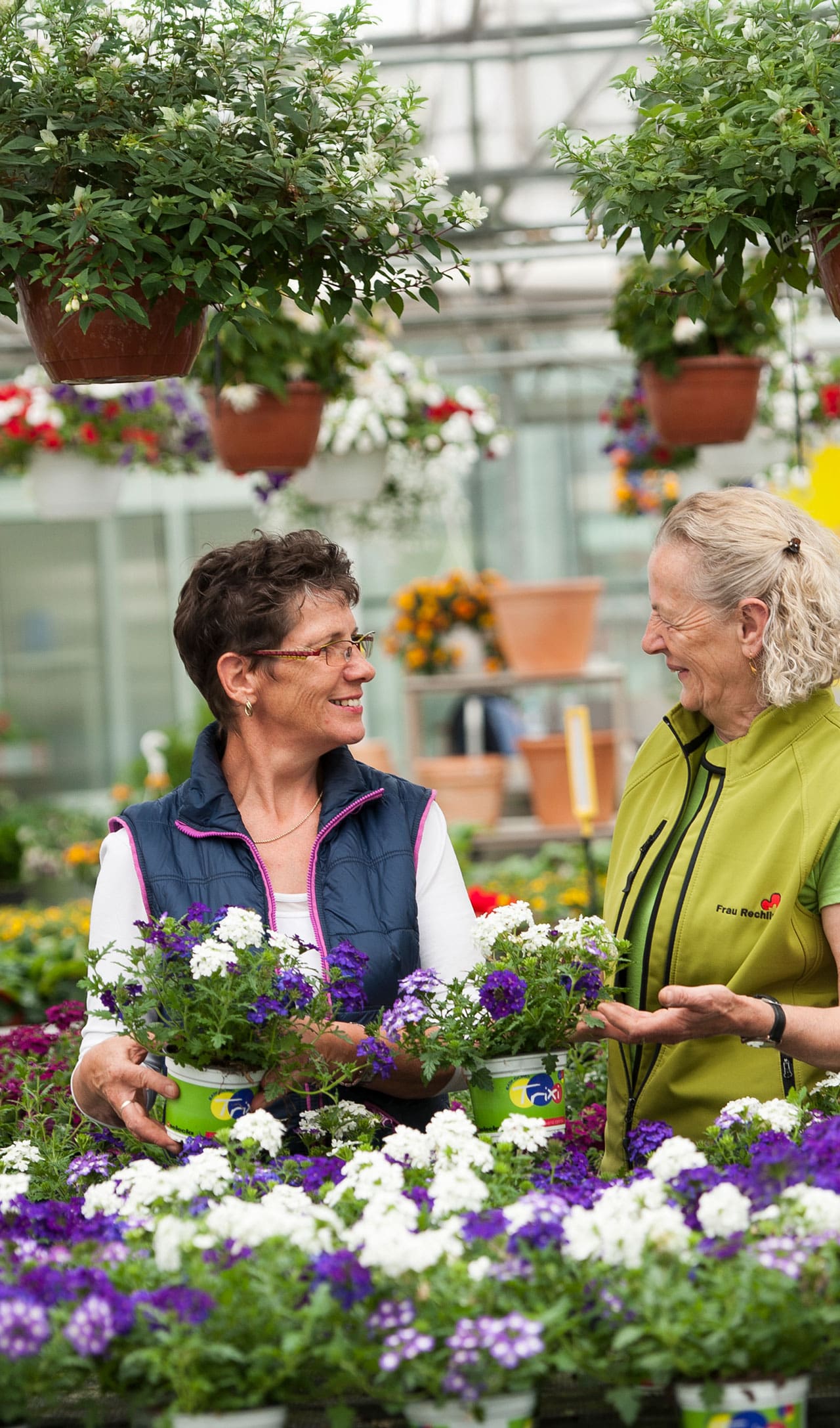 Gärtnerin berät Kundin in Familiengärtnerei in Mirow